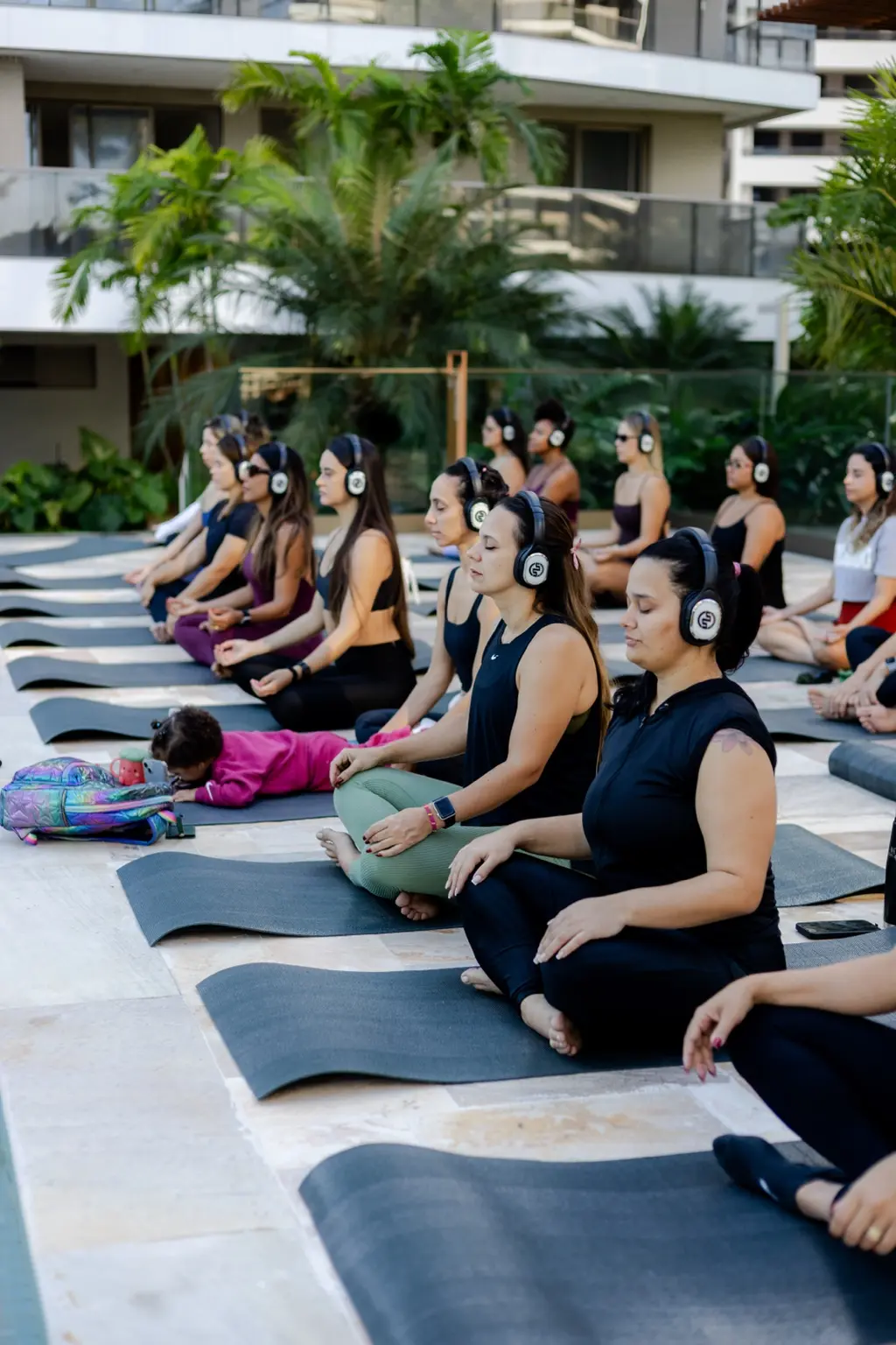 Participantes meditando com fones individuais